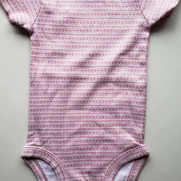 Four onsies & one pair of shorts w. hearts. 0-3 mo - Picture 6 of 9